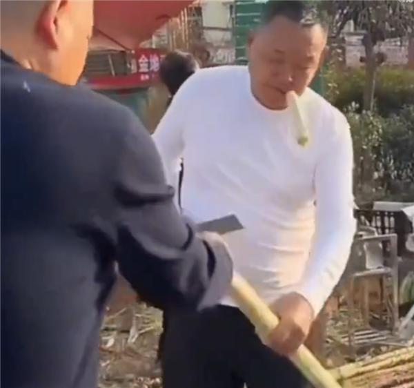 于东来宣布退休后现身老家街头 边吃边叫卖甘蔗