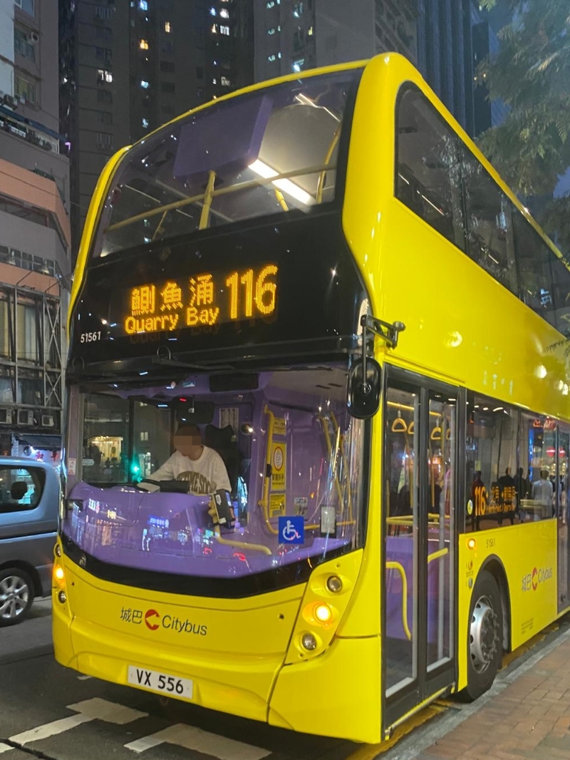 疑犯擅自登上司机位，导致交通意外。