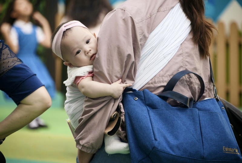 以一个育有两名子女、不与父母同住的小康之家为例，调整免税额后，一年可节省约1万元税款。