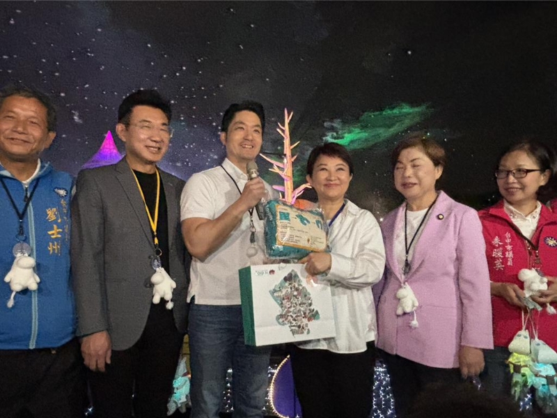 蒋万安2日受邀前往台中参观“中台湾元宵灯会”，与台中市长卢秀燕合体