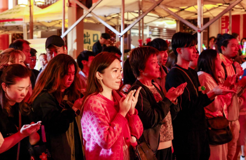 黄大仙祠设有月老殿，吸引不少善信来拜月老。