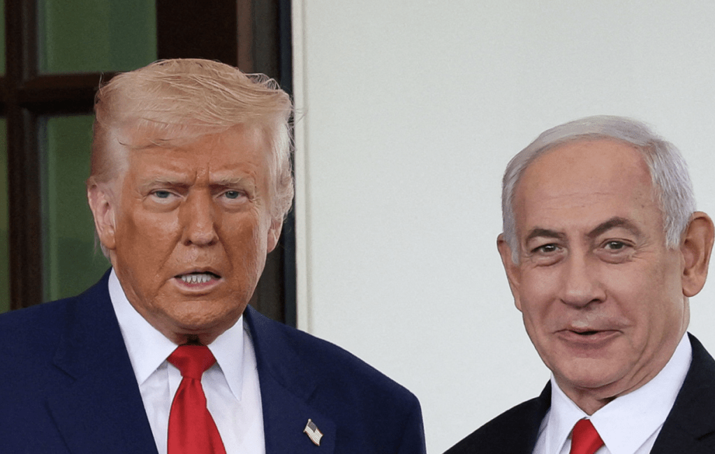 美国总统特朗普于2月23日(上周一)在白宫战情室,与以色列总理内塔尼亚胡进行了电话密谈后,引爆这场中东战争。 美国总统特朗普于2月23日(上周一)在白宫战情室,与以色列总理内塔尼亚胡进行了电话密谈后,引爆这场中东战争。