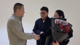 李国庆夫妇现身嫣然医院，给孩子们发红包，与李亚鹏畅谈交流