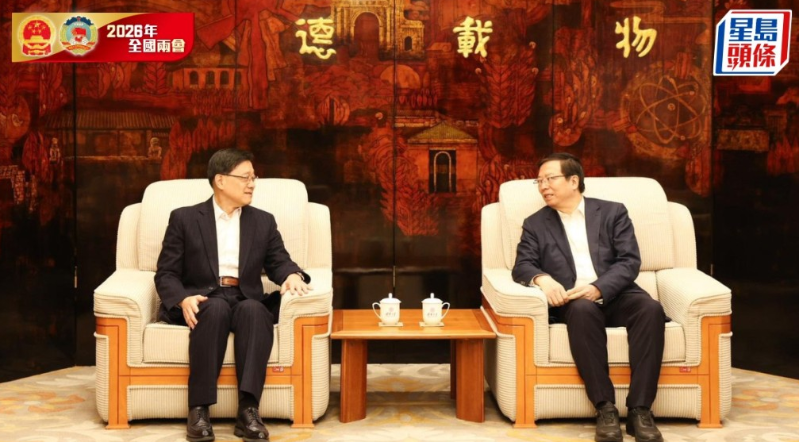 李家超( 左 )与清华大学党委书记邱勇( 右 )会面。