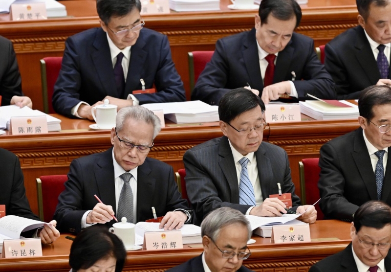 李家超与岑浩辉毗邻而坐。