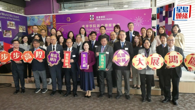 东华学院校长陈慧慈（前排中）今日与多名高层一同会见传媒，期望院校在不久的将来能易名“东华大学”。