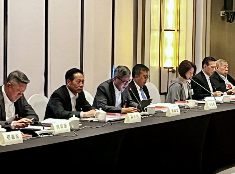 澳区全国政协委员阮建昆（左三）表示，政府工作报告充分体现了中央政策，并贯穿以人民为中心的发展思想。