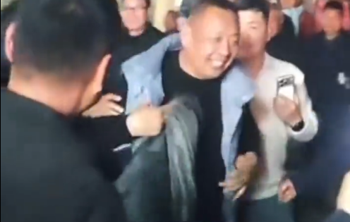 河南一村庄自办歌舞晚会 于东来蒙着脑袋围观被抓包 被主持人邀请上台：我是偷偷来玩的