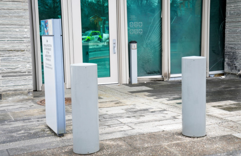 使馆入口处损毁。