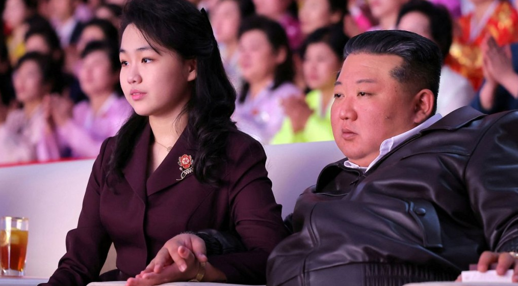 金正恩与金主爱牵手观看演出。 金正恩与金主爱牵手观看演出。