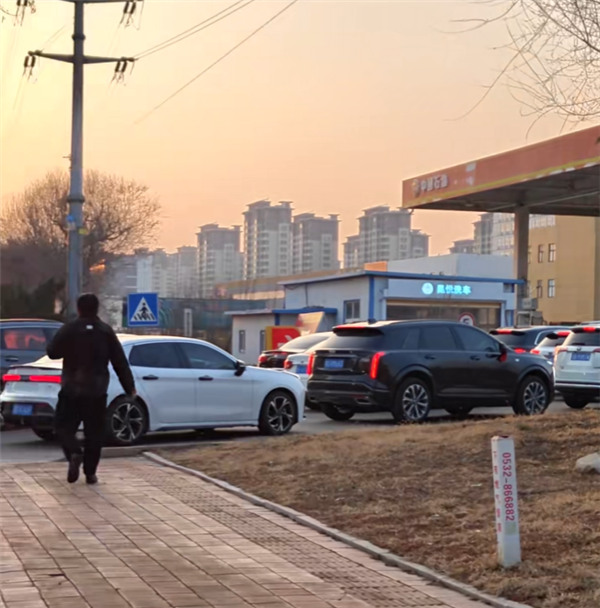 国内油价今日将迎年内最大涨幅！网友实拍多地加油站排长队