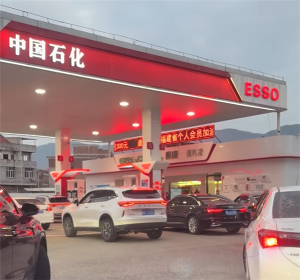 国内油价今日将迎年内最大涨幅！网友实拍多地加油站排长队