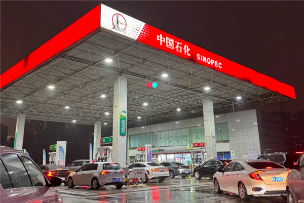 国内油价今日将迎年内最大涨幅！网友实拍多地加油站排长队