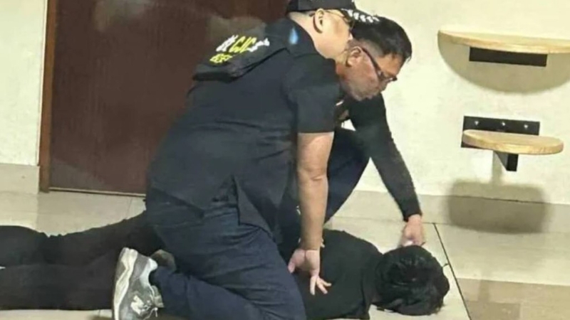 持刀闯入校园的退学生被制服。