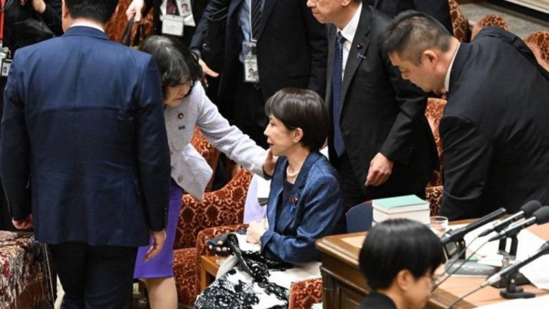 高市早苗散会后一度难以站立，多人见状随即上前关心。