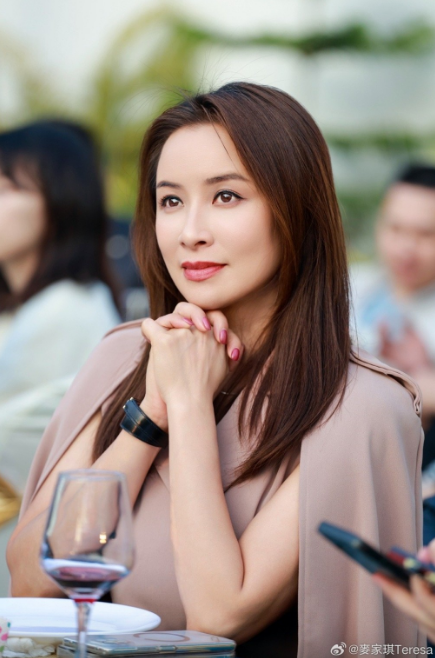 麦家琪依然明艳照人。 麦家琪依然明艳照人。