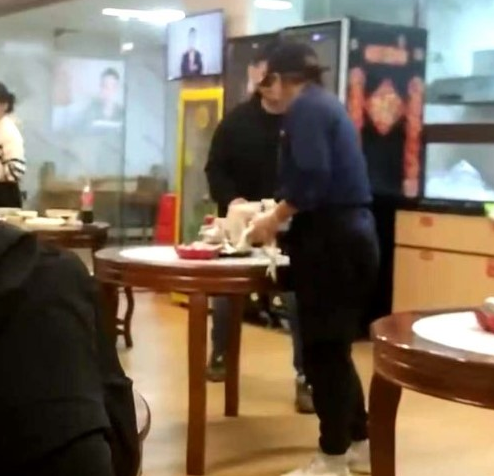 麦家琪最近于内地一间食店被捕获。 麦家琪最近于内地一间食店被捕获。