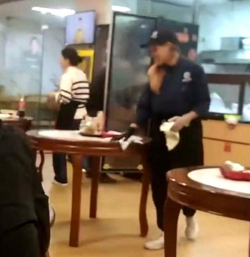 麦家琪非常勤快干活。 麦家琪非常勤快干活。