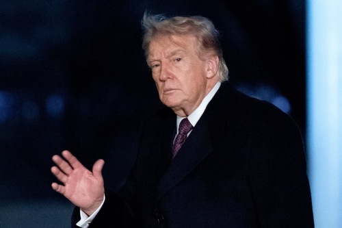 美媒AXIOS 15日披露，美国总统特朗普及官员周末忙着和盟国通话，试着组建“霍尔木兹联盟”，以疏通霍尔木兹海峡。