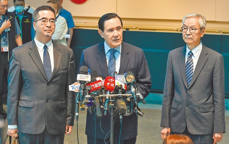 马英九基金会16日发布声明指出,前基金会执行长萧旭岑(左)在2月底已经离职 马英九基金会16日发布声明指出,前基金会执行长萧旭岑(左)在2月底已经离职