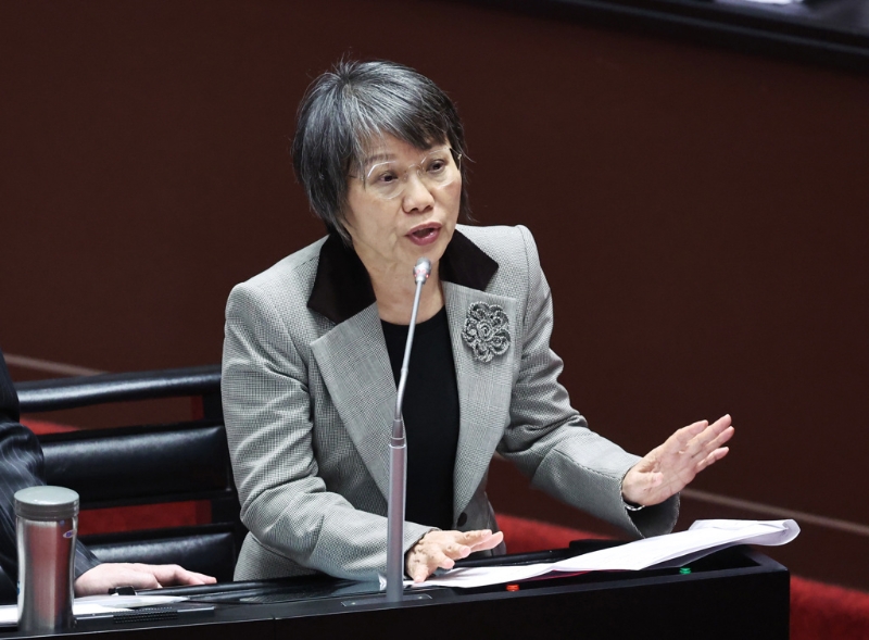 台湾“内政部长”刘世芳17日赴“立法院”备询，与记者发生摩擦，引发争议。