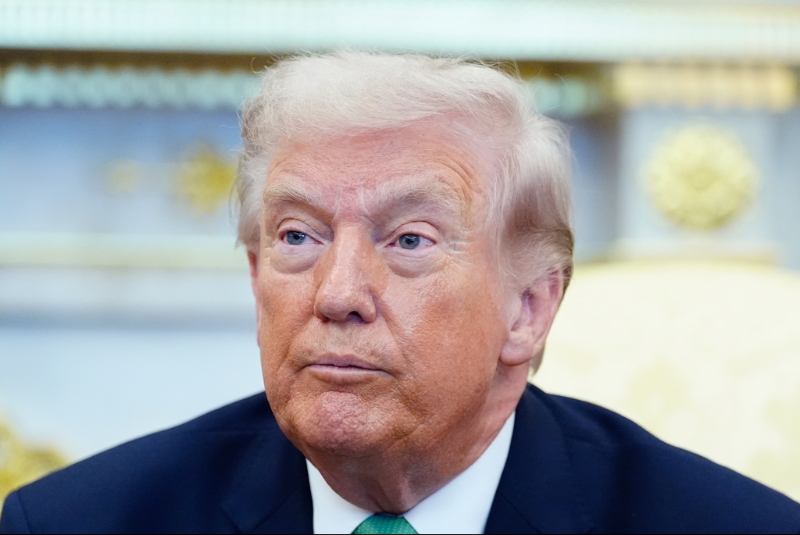 美国总统特朗普近日在公开场合透露，曾与一名美国前总统私下讨论伊朗问题，对方甚至坦言“后悔当年没有对伊朗动手”。