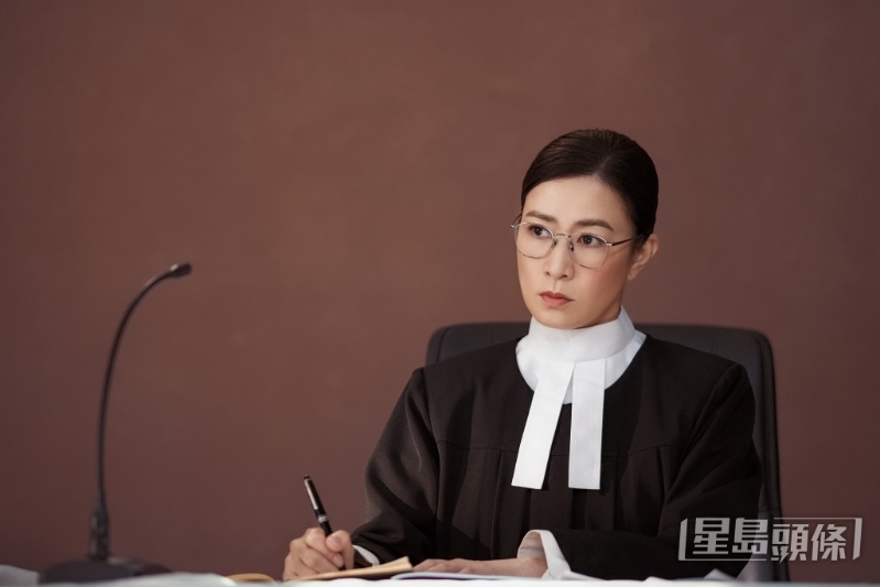 今次新剧阿佘搣甩新闻主播的角色。