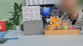 男子一年在4S店吃饭超260次还自带饭盒打包，称遭到“拉黑”！门店：他甚至把电动车带来充电