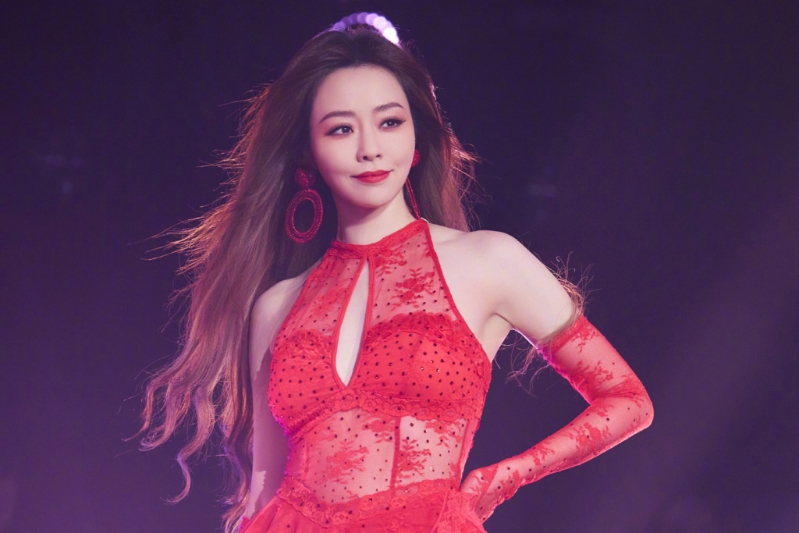 41岁海豚音天后自曝医美翻车