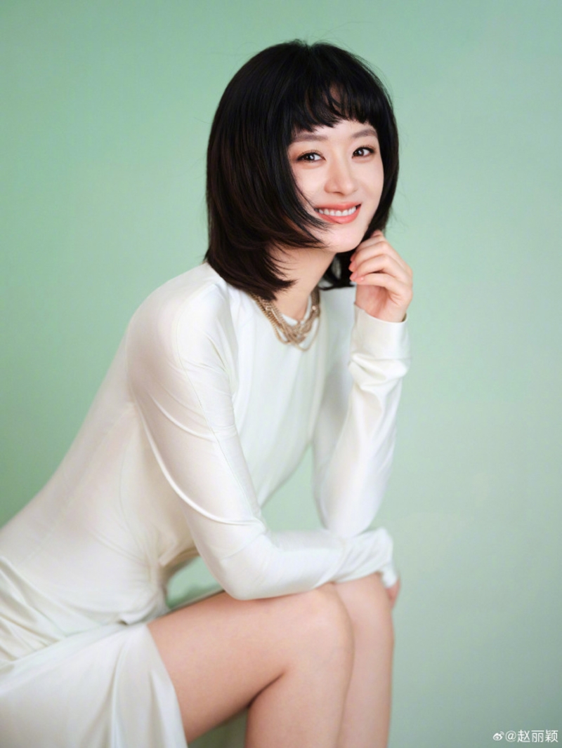 赵丽颖挑战Y2K发型“整头爆改”1