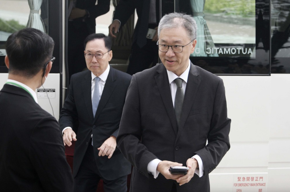 独立委员会主席陆启康（前）与委员陈健波（后）。