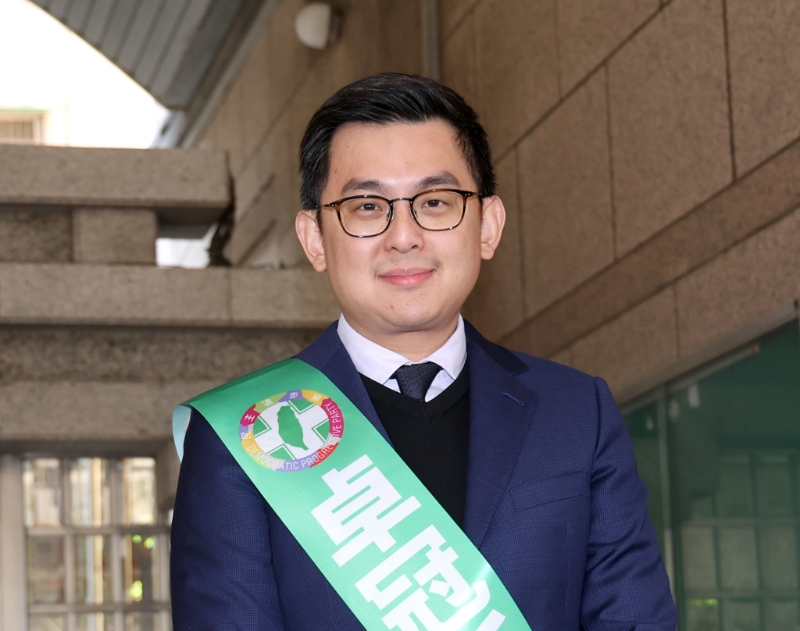 卓冠廷酸李四川曾说绝不参选