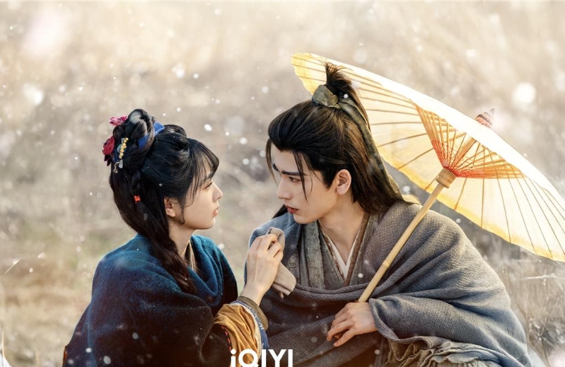 田曦薇（左）、张凌赫主演的《逐玉》，开播后引爆话题，抢下收视冠军。