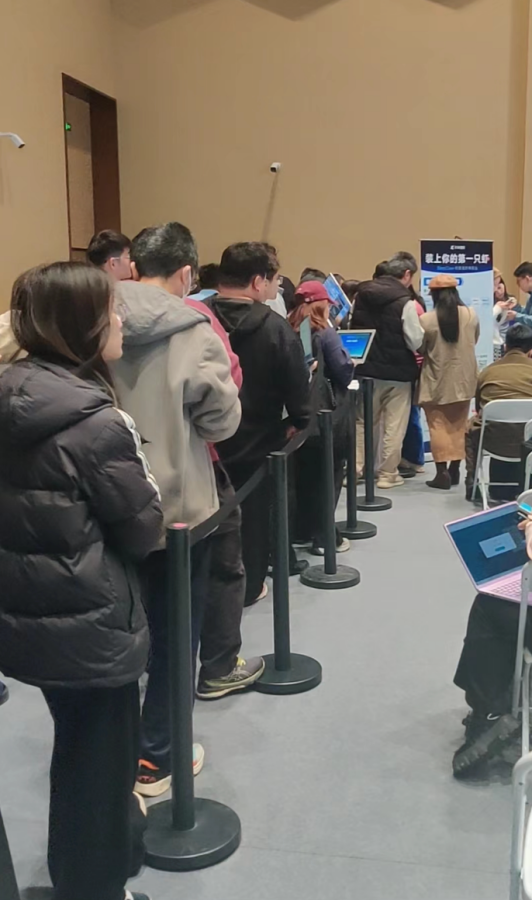 阶跃星辰展台前排队“装虾”的人群 阶跃星辰展台前排队“装虾”的人群