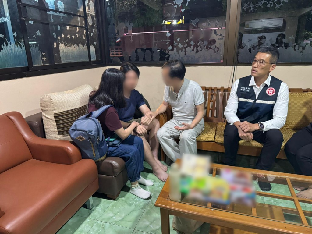 获救港人(左二)在当地与家属团聚。 获救港人(左二)在当地与家属团聚。