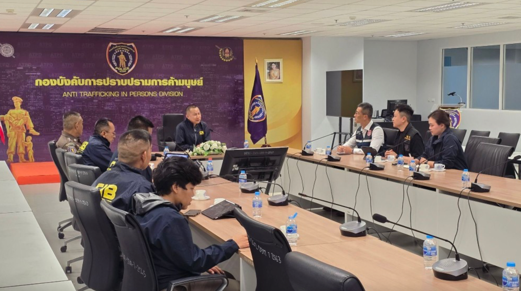 保安局专责小组与泰国国家警察中央调查局打击贩运人口部门的指挥官Vitthaya Sripasertpap(右四)会晤 保安局专责小组与泰国国家警察中央调查局打击贩运人口部门的指挥官Vitthaya Sripasertpap(右四)会晤
