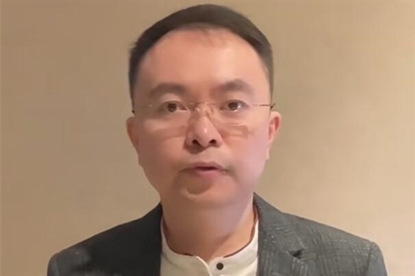 满头银发让人心疼!蔡磊妈妈罕见露面:回忆儿子在京东的往事