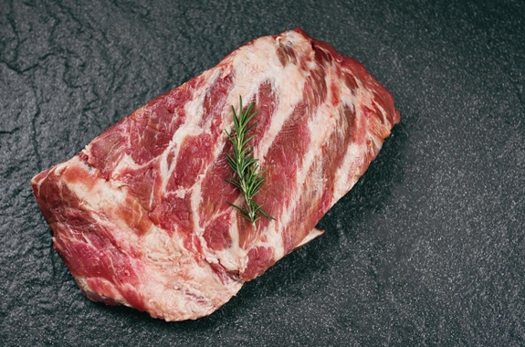 钱大妈香港招猪肉分割师:月薪8万不限学历 每周工作5天