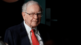 巴菲特卸任CEO后仍每天上班，原来忧虑银行系统情况，“一家麻烦可蔓延到另一家”