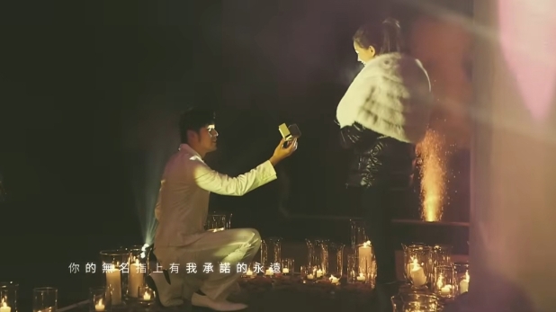 周杰伦求婚昆凌影片曝光，“单膝下跪”梦幻场景甜蜜爆表