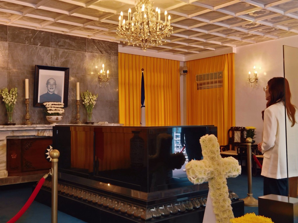 蒋介石逝世51周年,郑丽文率国民党党部主管赴桃园慈湖陵寝献花致敬。 蒋介石逝世51周年,郑丽文率国民党党部主管赴桃园慈湖陵寝献花致敬。