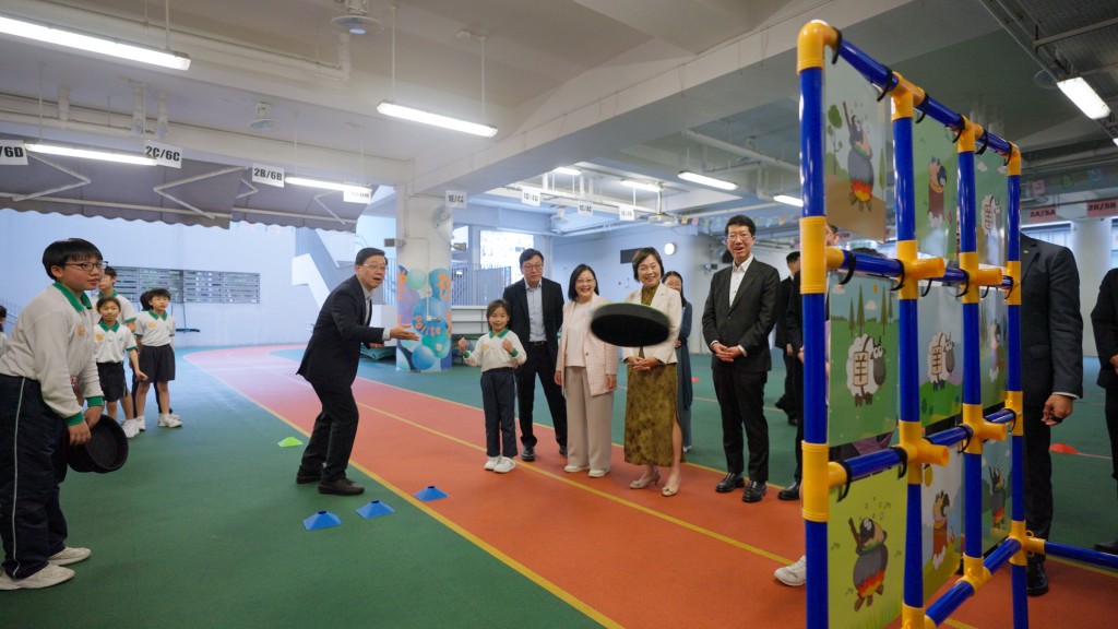 李家超与小朋友同乐。 李家超与小朋友同乐。