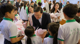 李家超访九龙城小学视察在校课后托管计划，研扩展有关计划，让更多家庭受惠