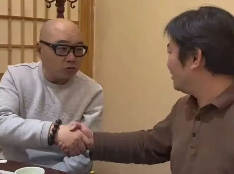 严凯与张雪握手，互相祝福。张雪机车抖音账号截图