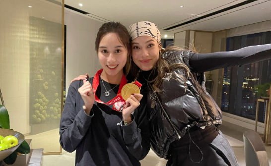 谷爱凌晒与“赌王”千金何超欣合照，两人身穿比基尼健康感十足