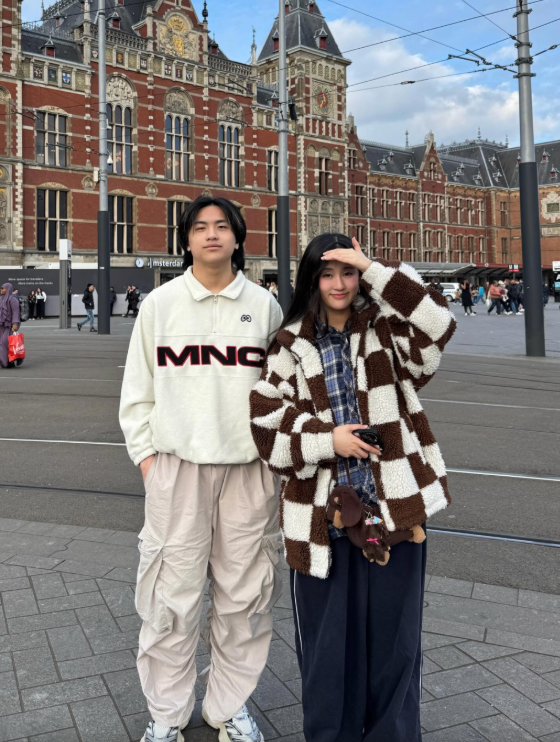 大女咏渝(Vinci)已经亭亭玉立,摆脱了昔日的稚气,散发出浓浓的少女味。 大女咏渝(Vinci)已经亭亭玉立,摆脱了昔日的稚气,散发出浓浓的少女味。