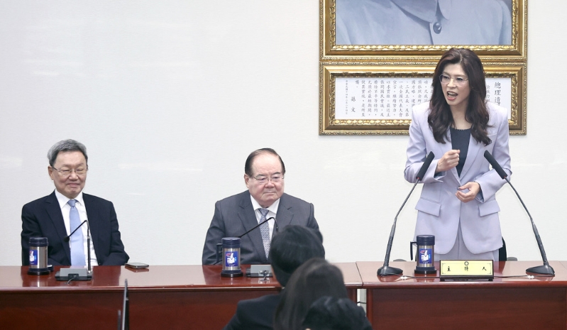 国民党主席郑丽文(右)7日率团访问大陆 国民党主席郑丽文(右)7日率团访问大陆