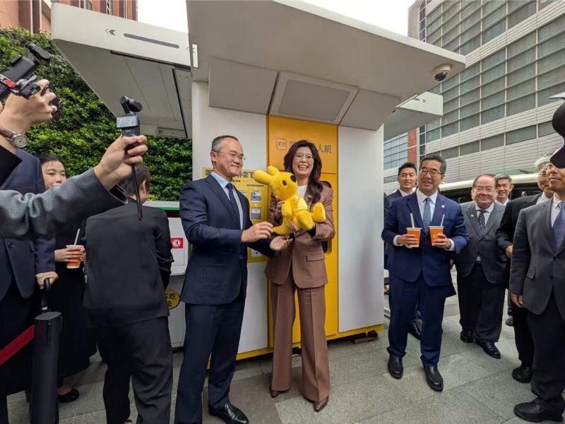 国民党主席郑丽文一行参访上海美团总部，体验无人机送奶茶，负责人王兴赠送袋鼠公仔