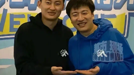 张雪峰去世第15天！接班人武亮开播，直播间瞬间涌入超10万人，在直播中几度哽咽