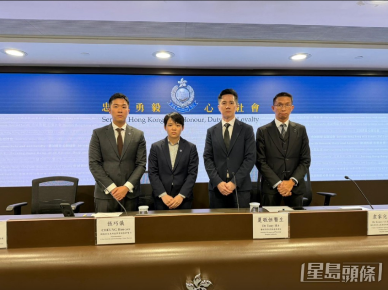 网罪科警司张巧仪(左二)、总督察李俊岷(左一)、医管局策略发展总监夏敬恒(右二)及九龙东医院联网资讯科技统筹袁家儿(右一)。 网罪科警司张巧仪(左二)、总督察李俊岷(左一)、医管局策略发展总监夏敬恒(右二)及九龙东医院联网资讯科技统筹袁家儿(右一)。